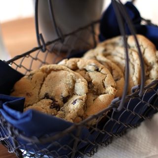 https://www.goodlifeeats.com/wp-content/uploads/2010/03/NY-Times-Chocolate-Chip-Cookies-320x320.jpg