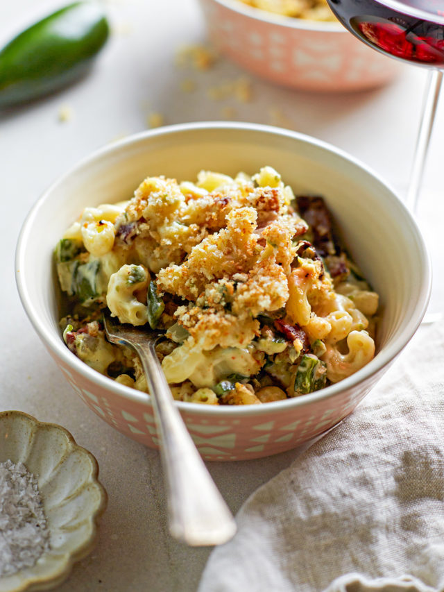 bowl of jalapeno bacon mac and cheese