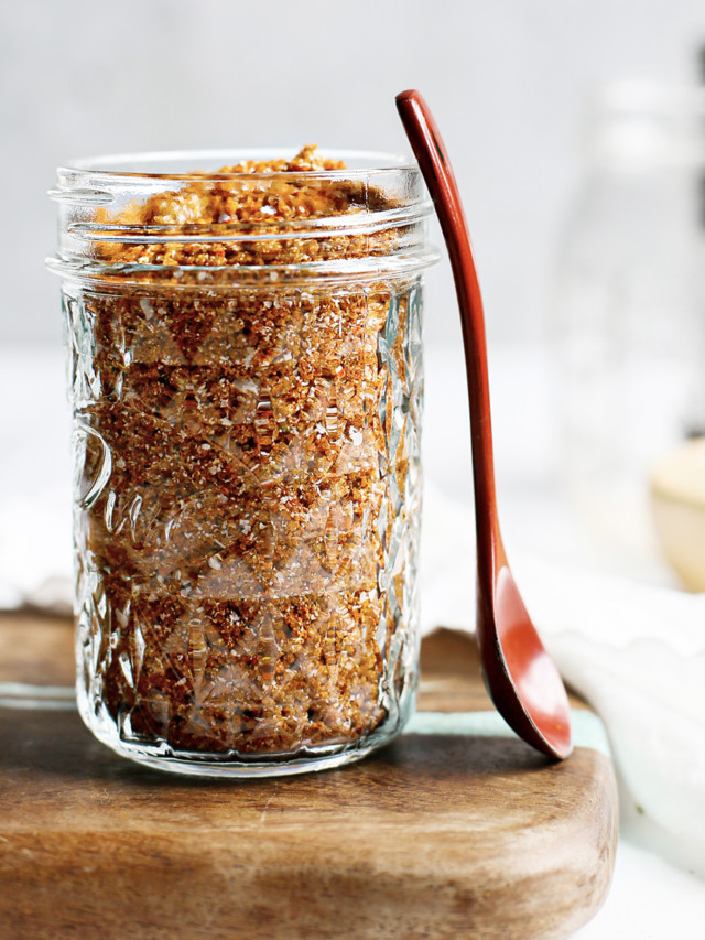 photo of dry rub for smoked chicken in a jar