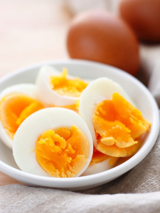 https://www.goodlifeeats.com/wp-content/uploads/2021/02/Easy-Peel-Hard-Boiled-Eggs-How-to-Hard-Boil-Eggs-540x720.jpg