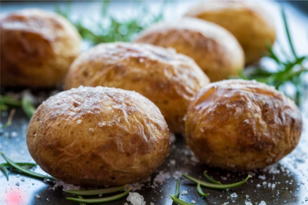 baked potatoes with salt