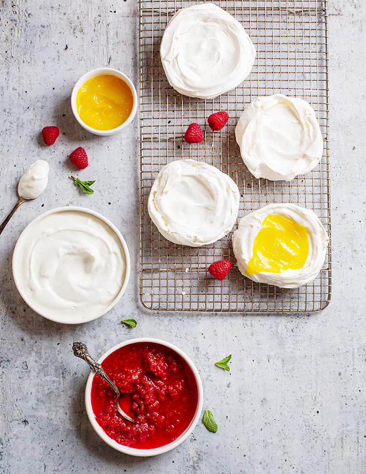 Pavlova Dessert: The Best Pavlova With Lemon Curd And Raspberries ...