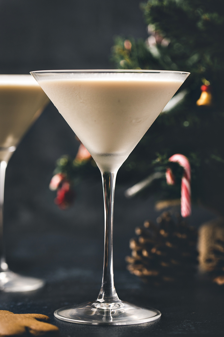 Gingerbread Martini Recipe (Easy Christmas Cocktail!) | Good Life Eats