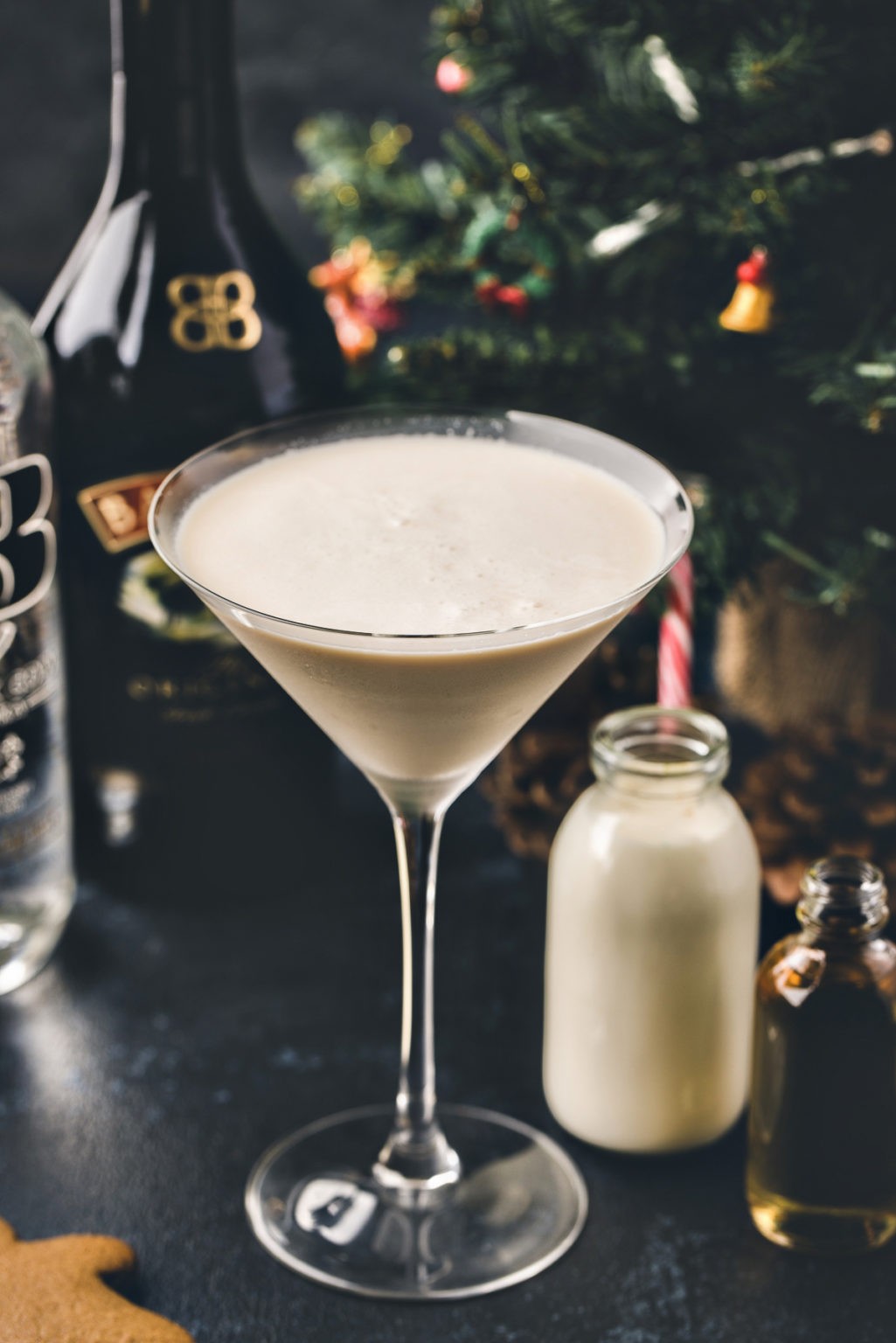 Gingerbread Martini Recipe (Easy Christmas Cocktail!) | Good Life Eats