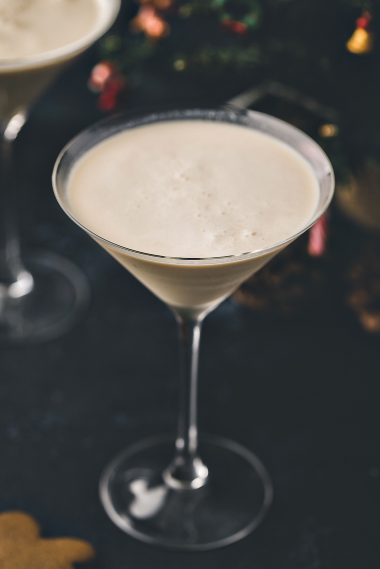 Gingerbread Martini Recipe (Easy Christmas Cocktail!) | Good Life Eats