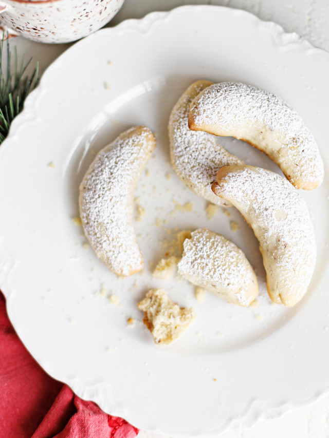 Almond Crescent Cookies (Easy Christmas Cookies)