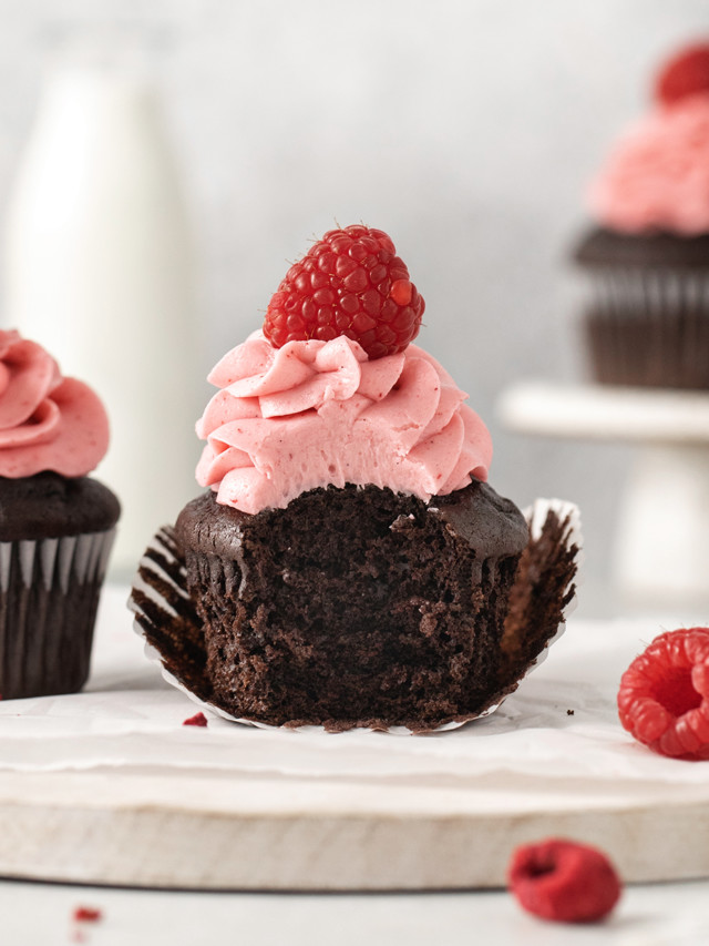 cropped-Chocolate-Raspberry-Cupcakes-Valentines-Day-Cupcake-Recipe.jpg