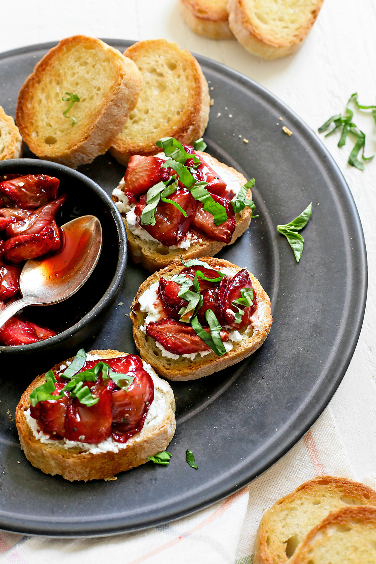 https://www.goodlifeeats.com/wp-content/uploads/2023/05/Strawberry-Bruschetta.jpg