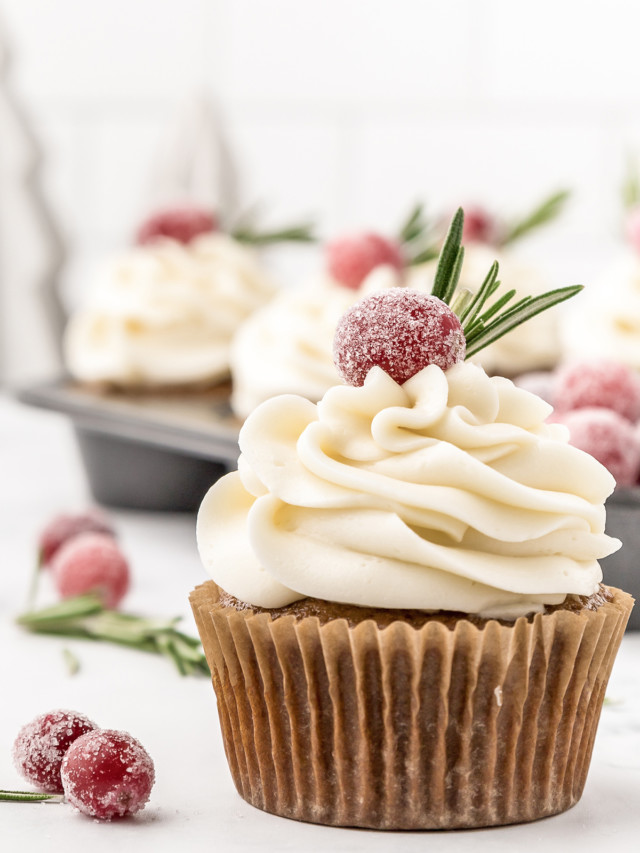 cropped-How-to-Garnish-Gingerbread-Cupcakes.jpg