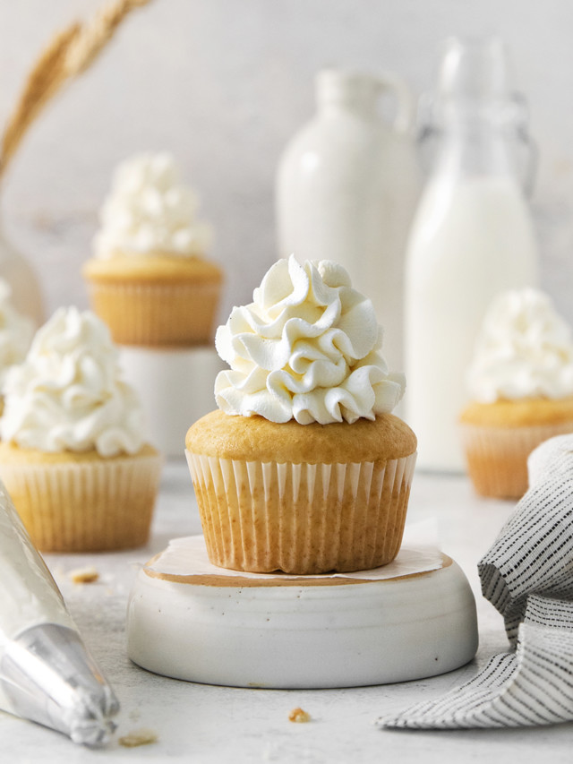 cupcakes decorated with gelatin stabilized whipped cream