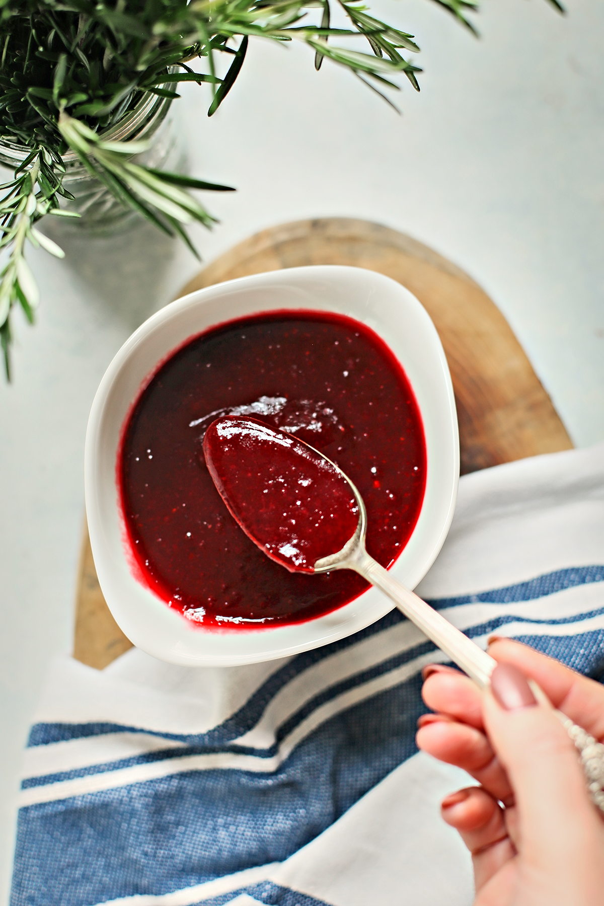 https://www.goodlifeeats.com/wp-content/uploads/2023/11/Red-Wine-Cranberry-Sauce-Recipe.jpg