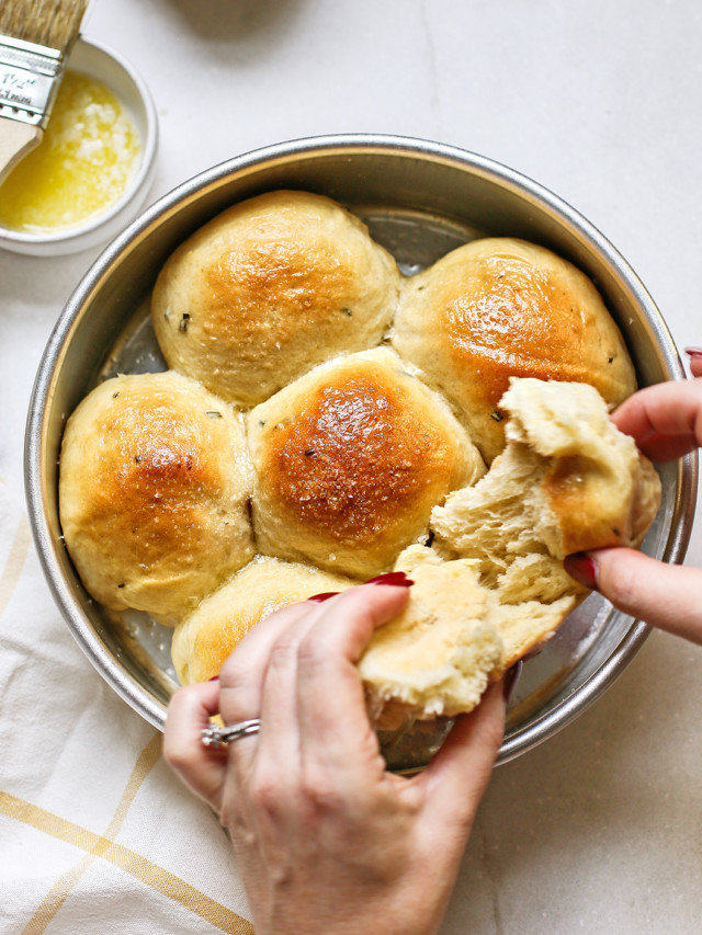 Fluffy Rosemary Potato Rolls: Perfect for Holiday Feasts and More ...