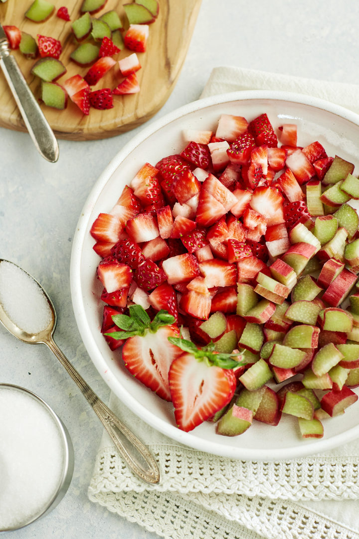 ingredients needed to make a strawberry whiskey sour