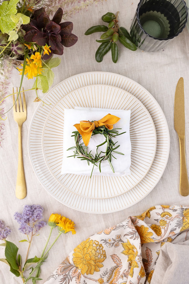 diy mini wreath place card on a table setting for thanksgiving